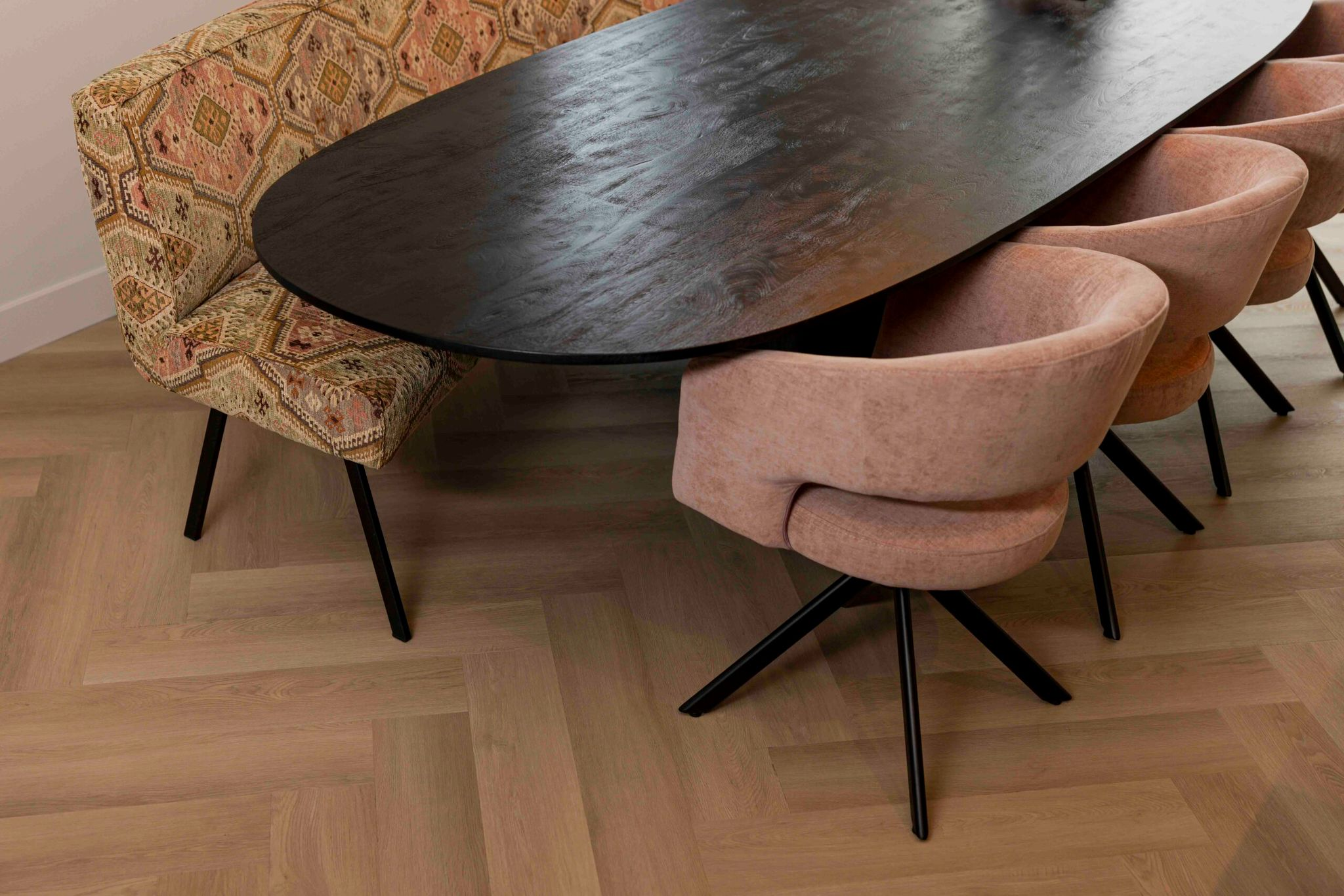 Interieur met een warme PVC visgraatvloer onder een eettafel