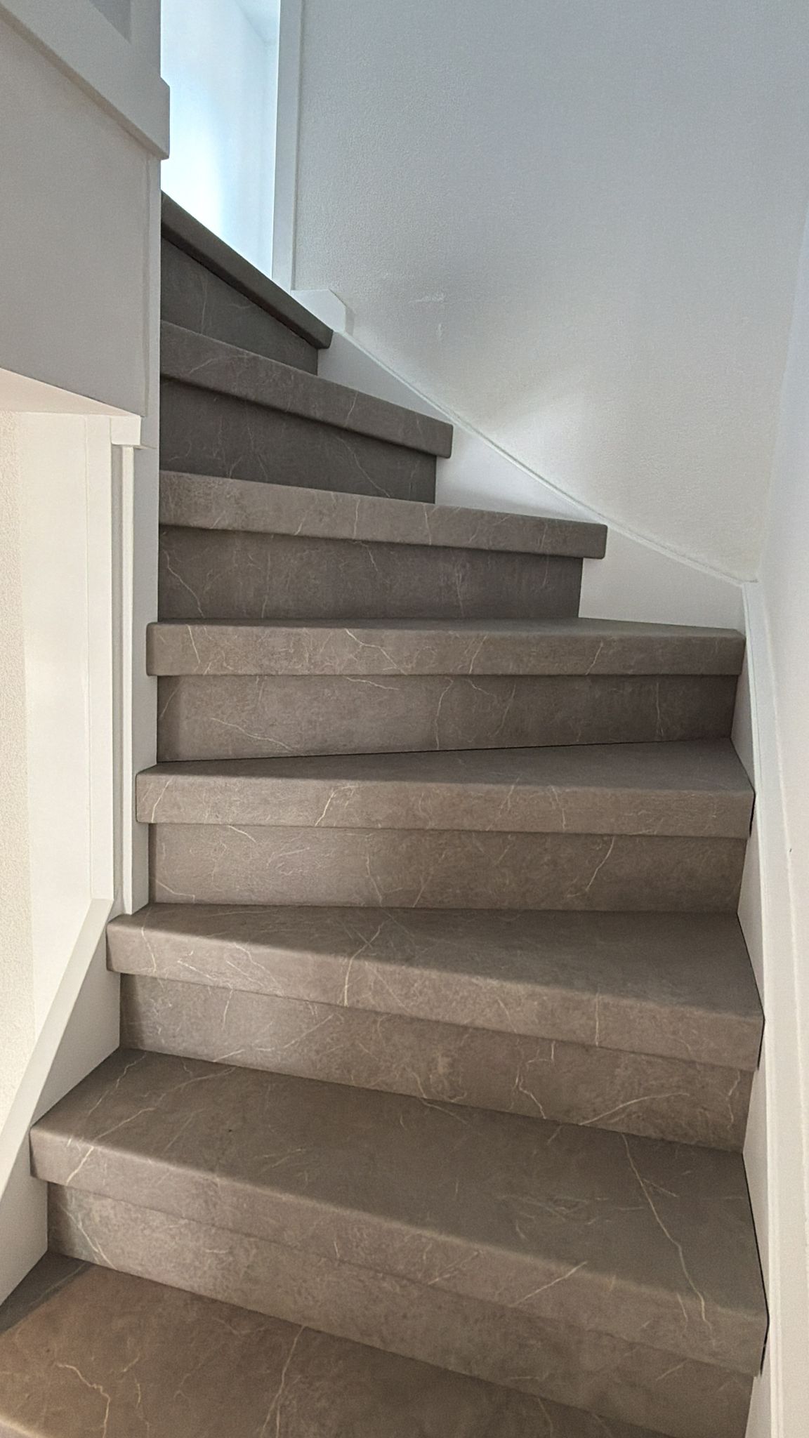 Traprenovatie met betonlook PVC