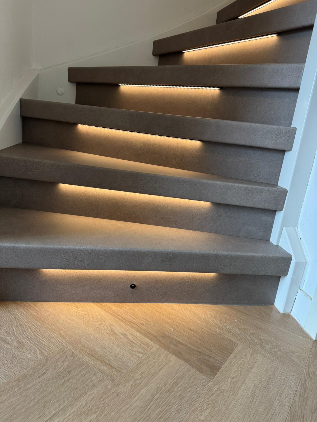 Traprenovatie met geïntegreerde verlichting